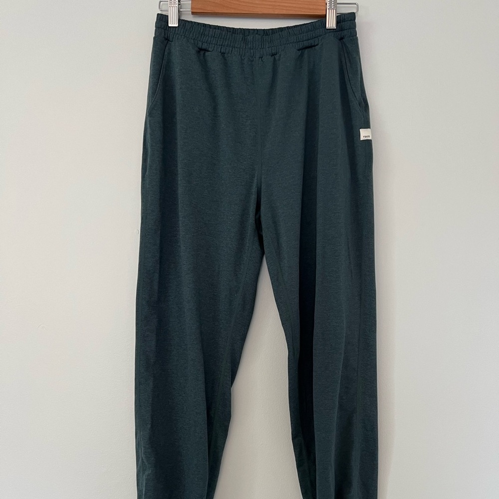 Vuori Performance Jogger in Marsh Heather